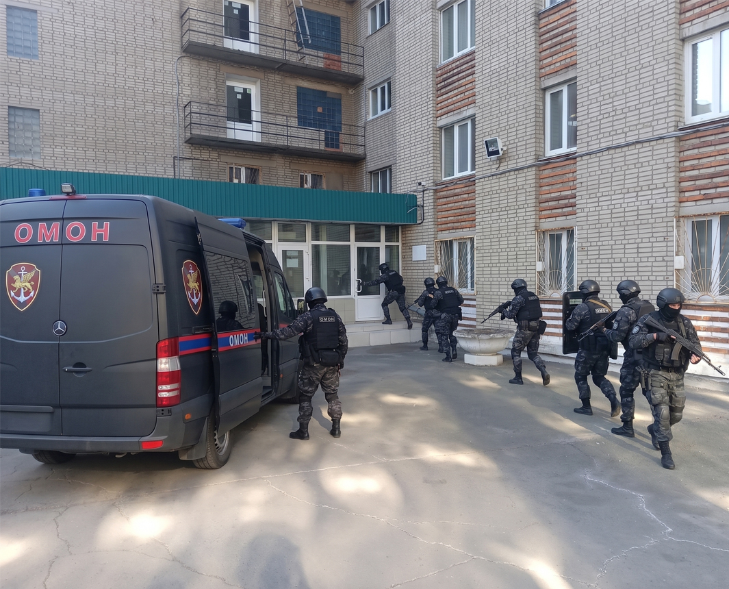 ОМОН проверяют общежитие ДВФУ